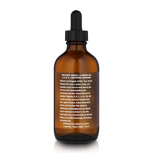Op de afbeelding: Een bruine glazen fles met USDA-gecertificeerde biologische zoete amandel olie. De fles heeft een zwarte druppelaar en een wit etiket met zwarte tekst. Het etiket vermeldt "Organic Sweet Almond Oil, USDA Certified Organic, Nature's Leaf Organic & 100% Pure Sweet Almond Oil is truly a sweet, lovely, and versatile oil that can be used head to toe. It is one of the most practical and commonly used oils. Sweet Almond Oil contains Vitamins A, B, E, K, B1, B2, B6 as well as Oleic Acid and Linoleic fatty acids. Light in texture, Sweet Almond Oil makes an excellent skin cleanser, softening and dislodging dirt and debris. Use to rebalance moisture in dry skin, repair split ends, and add shine to dry hair. Makes an excellent massage oil leaving a soft velvety feel. Distributed By: Nature's Leaf Inc. Lewisville, Texas 75056, USA."