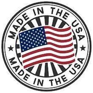 Op de afbeelding: Een rood, wit en blauwe Amerikaanse vlag met sterren en strepen. De vlag wappert in de wind. De vlag is omgeven door een zwarte cirkel met de woorden "Made in the USA" in wit.