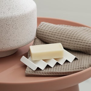weiße moderne Seifenschale für Stückseife, moderner traditioneller Seifenhalter, Design Seifenspender mit Wasserauslass
