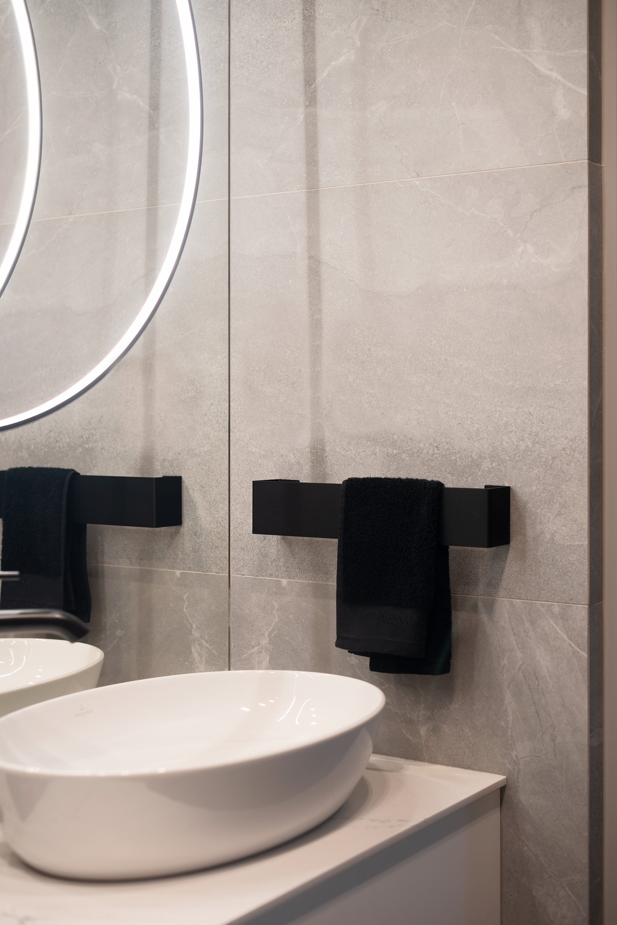 Porta asciugamani doppio bianco per bagno moderno, accessori bagno moderno  bianco, bagno dabstory design RICOBI -  Italia