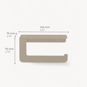 Puede incluir: Un portarrollos de papel higi&eacute;nico de color topo. El soporte es rectangular con una secci&oacute;n inferior curvada para sujetar el rollo. Mide 140 mm de ancho y 70 mm de alto.