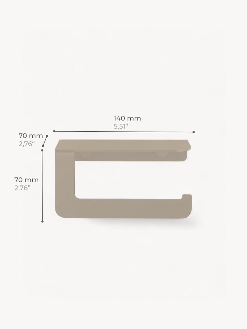 Puede incluir: Un portarrollos de papel higi&eacute;nico de color topo. El soporte es rectangular con una secci&oacute;n inferior curvada para sujetar el rollo. Mide 140 mm de ancho y 70 mm de alto.