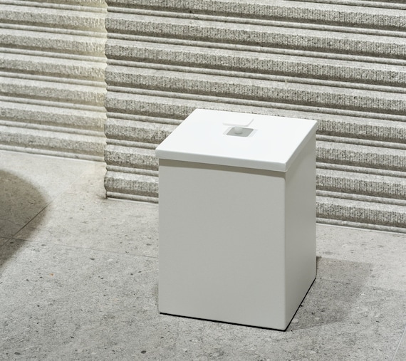 Papelera de baño pequeña y moderna, color blanco, PICO, Cesta de basura  para baño, cubo de basura, papelera pequeña, DABSTORY -  España