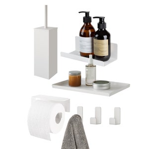 Set di accessori da bagno bianchi senza foratura, incollati al nastro: mensola per doccia, scopino per WC, portarotolo, vassoio da bagno e 3 ganci