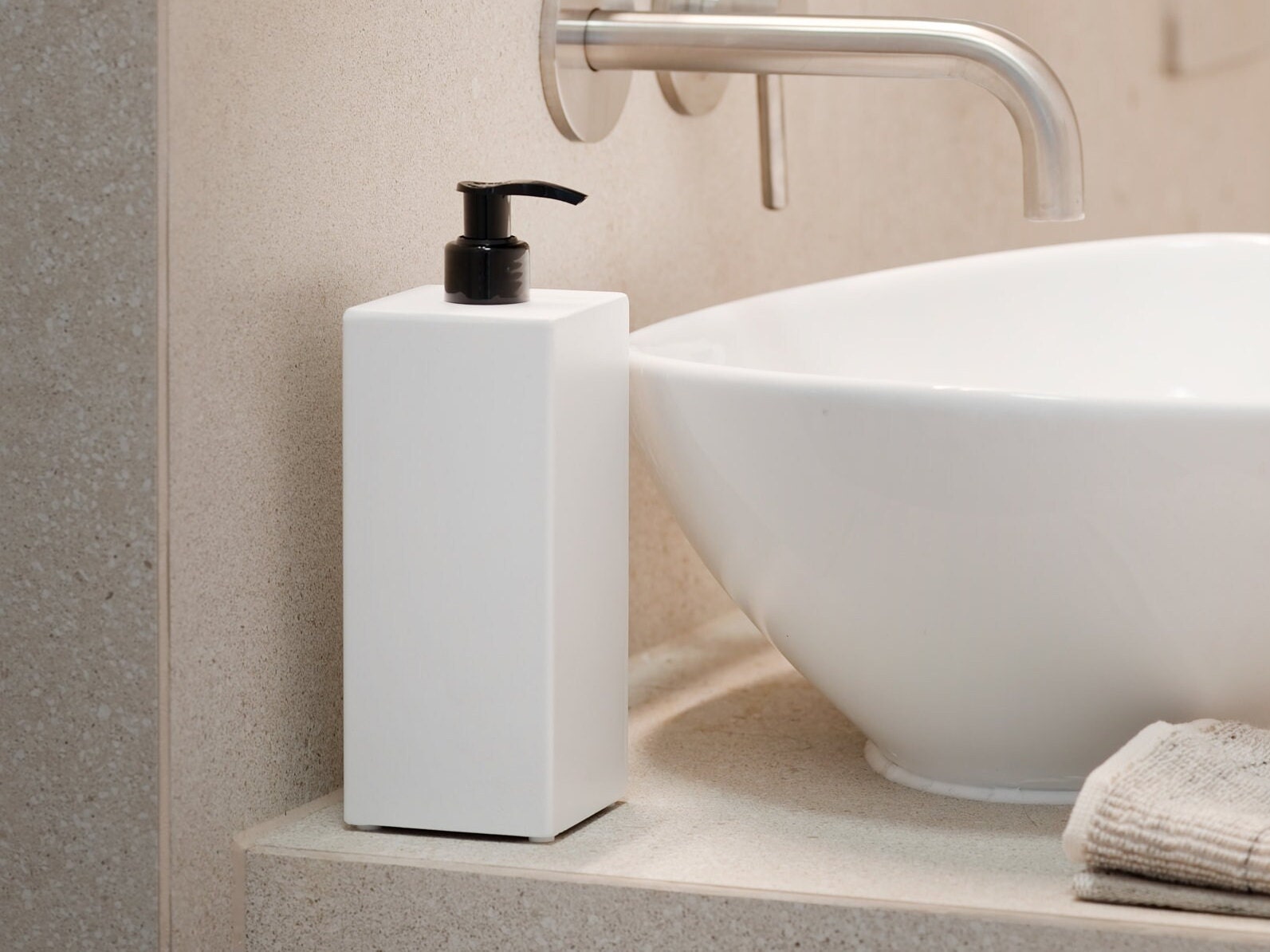 White soap dispenser, Liquid soap dispenser with plastic pump, Modern Hand Soap Dish Refillable Liquid Great for Kitchen and Bathroom
