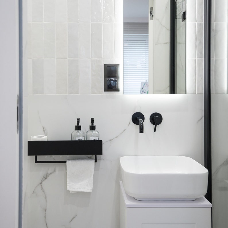 Nowoczesna półka łazienkowa Farmhouse, czarna półka prysznicowa, minimalistyczne akcesoria łazienkowe, czarne półki z poręczą, czarny koszyk prysznicowy VASCA 40 cm