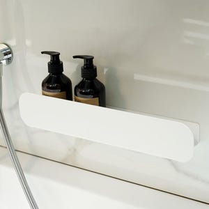 Étagère de douche arrondie pour une salle de bain moderne, blanche