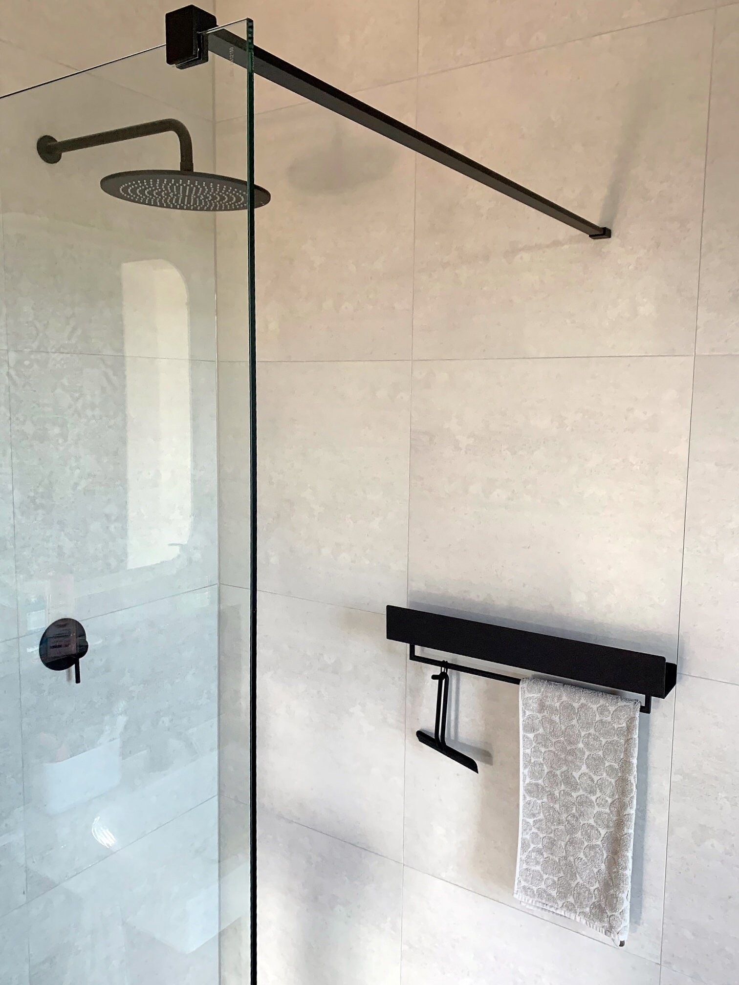 Mensola da bagno moderna in stile rustico, mensola da doccia nera,  accessori da bagno minimalisti, mensole nere con ringhiera, contenitore per  doccia nero VASCA -  Italia