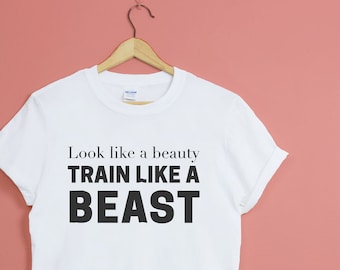 Camiseta Look Like Beauty Train Like Beast – Unissex Gola redonda – Ginásio Disney Muscles Beauty And The Beast Weights Fit Workout Squat Camiseta Tee