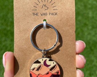 Je préfère être breloque pour chien de camping | Porte-clés de camping | Médaille pour chien de camping | Médaille en émail pour chien | Associez votre chien | Camping avec chien | Médaille orange pour chien