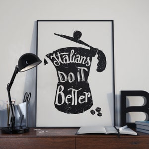 Può includere: Illustrazione in bianco e nero di una caffettiera italiana con il testo "Italians do it better".