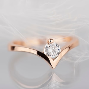 14K white, yellow or rose gold 0,5 ct lab created diamond chevron ring