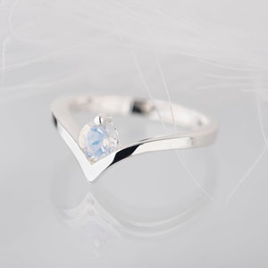 Anillo de oro blanco de 14 quilates con piedra lunar y chevron