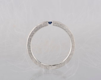 Anillo de tensión de plata de ley con zafiro azul natural