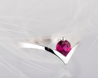 Bague de promesse en argent sterling avec chevrons rubis pour elle