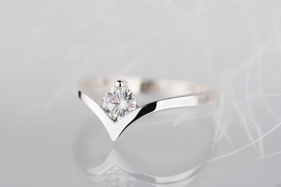 14K white, yellow or rose gold natural 0,5 ct diamond chevron ring