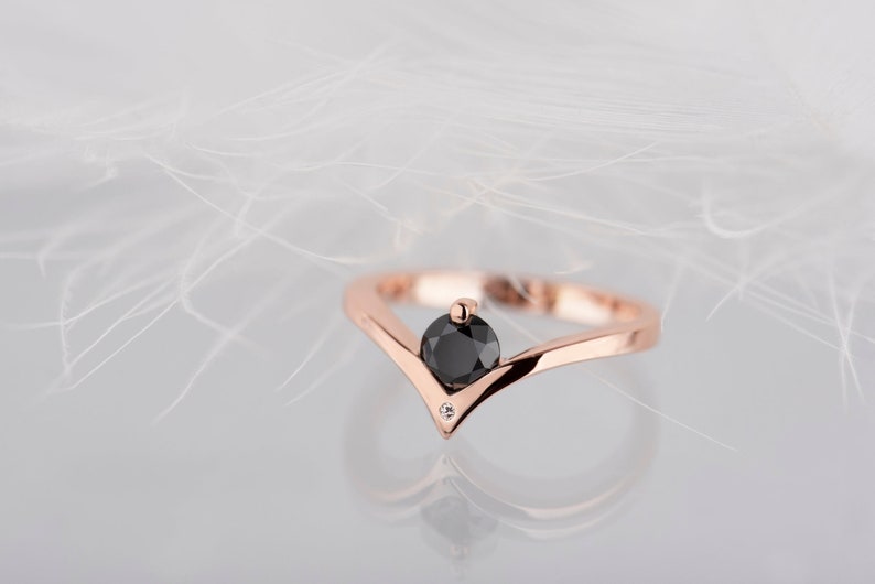 14K rose gold 0,5 ct black diamond chevron ring