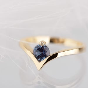 14K yellow gold round lab created alexandrite chevron ring