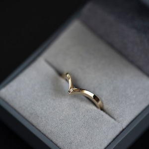 14K yellow gold white diamond chevron band