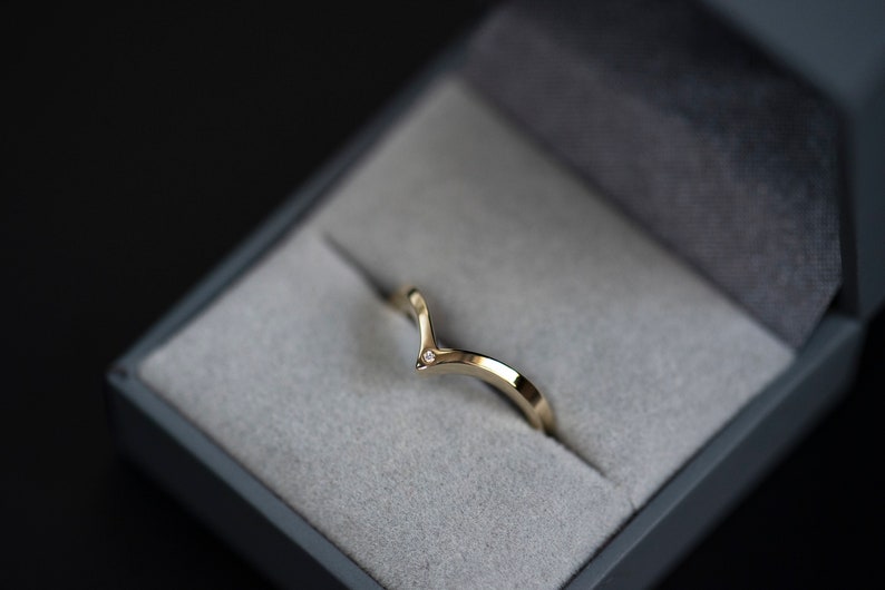 14K yellow gold white diamond chevron band