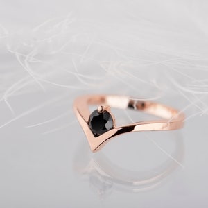 14K rose gold 0,5 ct black diamond chevron ring