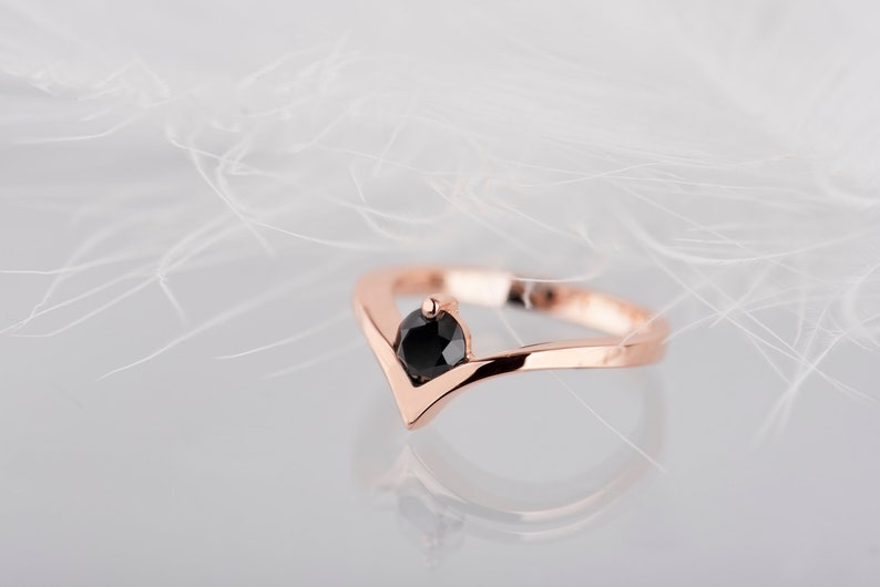14K rose gold 0,5 ct black diamond chevron ring