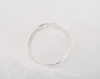 Anillo de compromiso de tensión en plata de ley con diamantes, zafiros blancos o moissanita