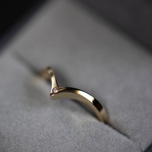 14K yellow gold white diamond chevron band