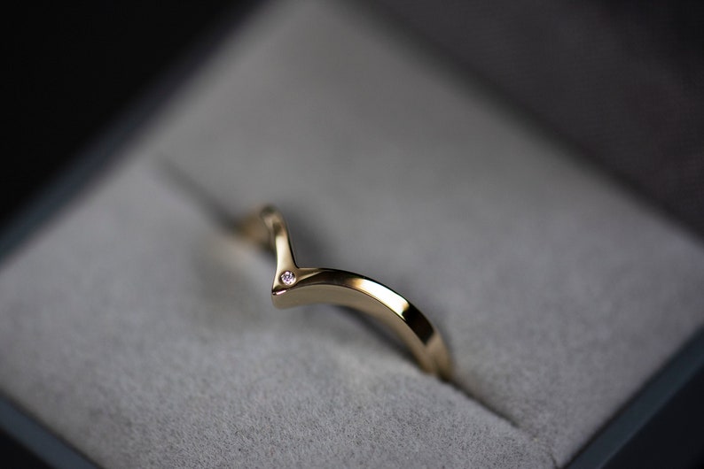 14K yellow gold white diamond chevron band