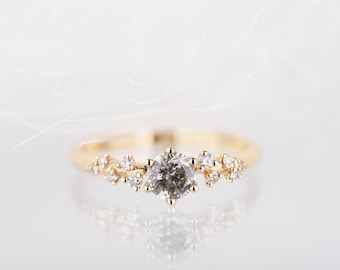 Anillo de compromiso de oro de 14 quilates con diamantes de múltiples piedras y diseño de sal y pimienta.
