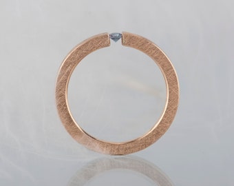 Anillo de tensión de alejandrita en oro rosa, amarillo o blanco de 14 quilates