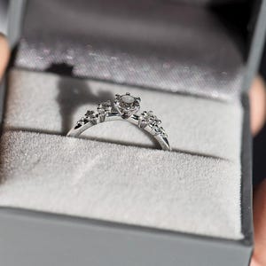Anillo de compromiso de oro de 14 quilates con diamantes de 0,3 ct y múltiples piedras de color sal y pimienta. imagen 4