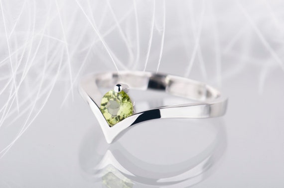 Sterling silver peridot chevron ring