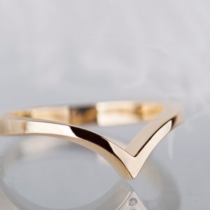 14K yellow gold chevron wedding band