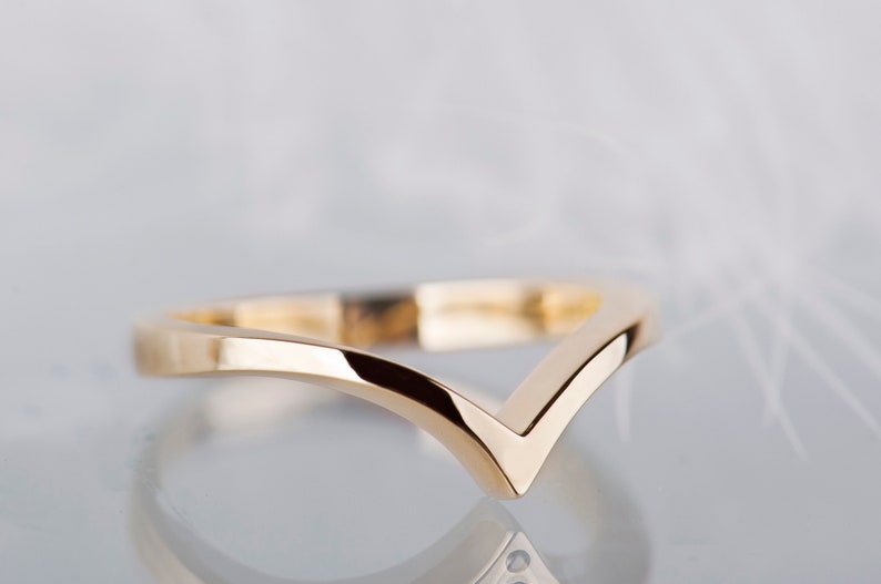 14K yellow gold chevron wedding band