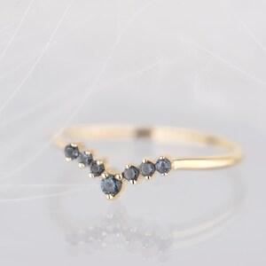 14K yellow gold alexandrite chevron band