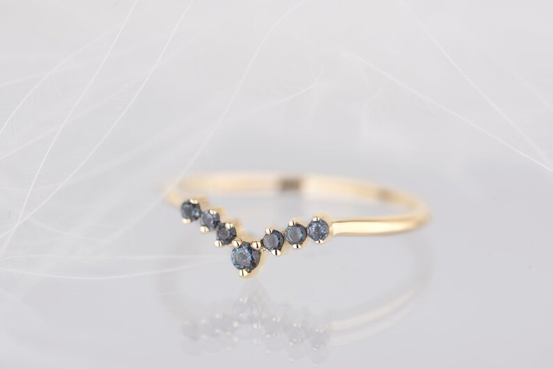 14K yellow gold alexandrite chevron band