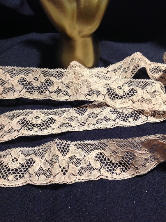 ヴィンテージアンティークレース、幅1 1/4、長さ1ヤード、ローズ