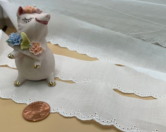 Borde bordado sobre Batista blanca, hecho en Suiza, 1 1/4”