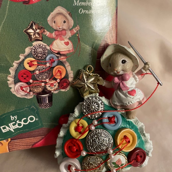 Vintage Enesco Ornament, “Buttoning up our Holiday Best” 1995 Nur für Mitglieder Ornament