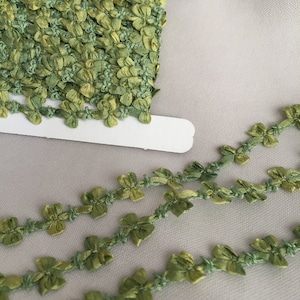 Buds n Bows, V49, ribete Rocco, cinta 100% seda teñida, fabricada en Francia.