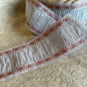 Antikes französisches Vintage-Band, 3 cm breit, plissierte Mitte mit gesticktem Randband