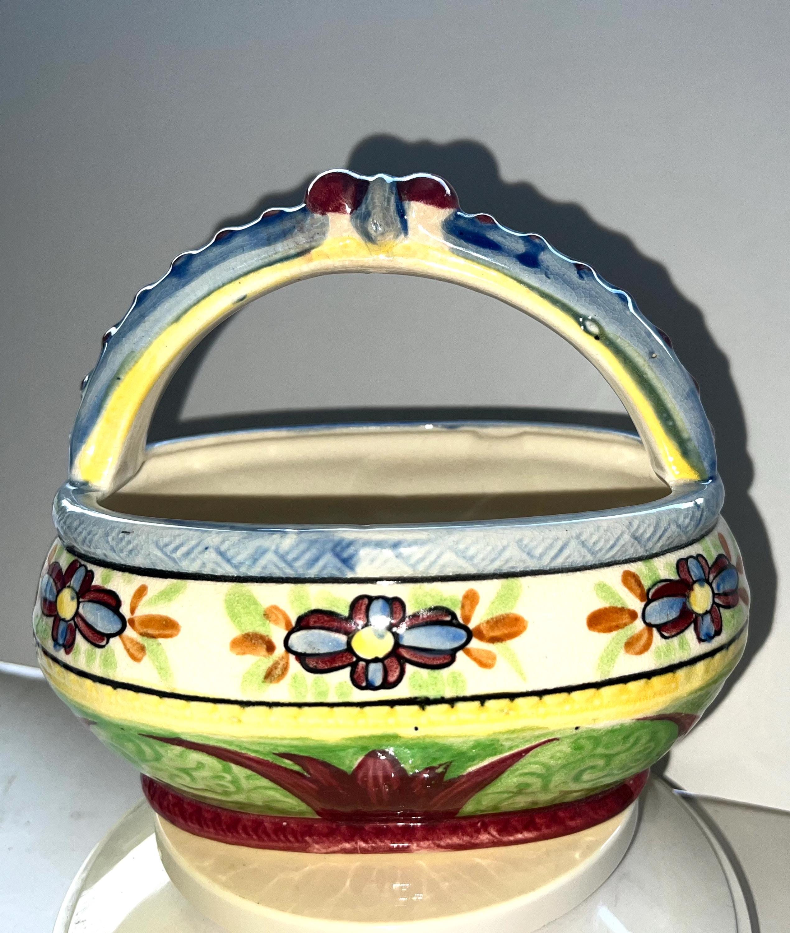 1920 年代の日本製陶器バスケット。明るい色で装飾されています。持ち
