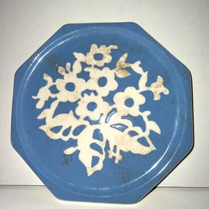 Harker Pottery Potteries “Cameoware” 6,5” grytunderlägg, Inga nagg eller sprickor men flera fett-/värmefläckar som visas på bilden