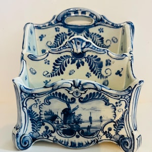 Portacartas antiguo Royal Bonn Delft, de 12,7 cm de altura en su punto más alto. ¡Perfecto y hermoso! Impresionante y excepcional, especialmente en este estado.