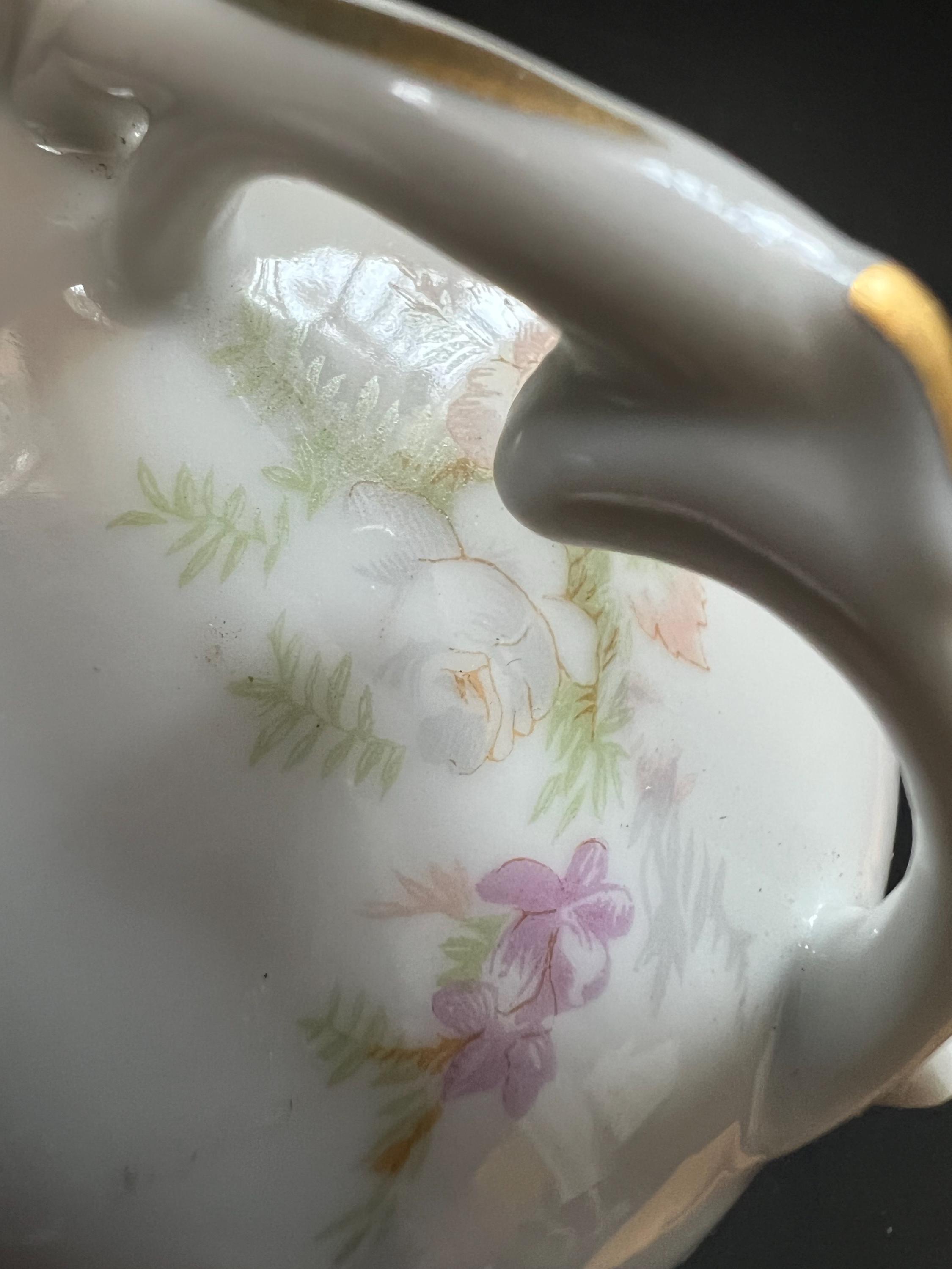 磁器製ドレッサー / 小物入れ、上品な花飾り、Viletta's Arts