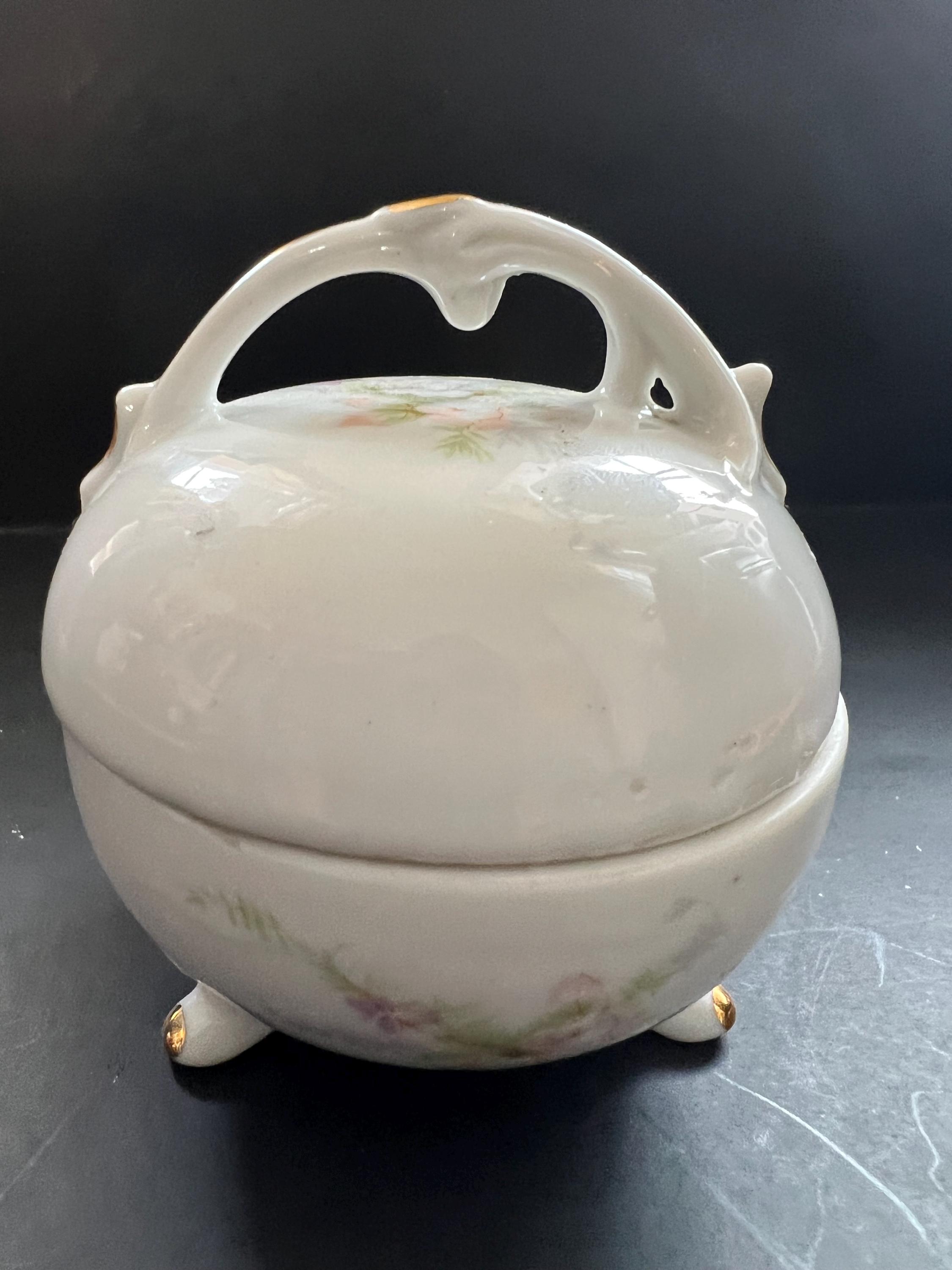 磁器製ドレッサー / 小物入れ、上品な花飾り、Viletta's Arts