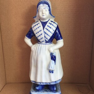 DELFT ALEMÁN: Rauenstein Thuringia Figura de Delft de Turingia, 7 1/4” de alto con jarrón