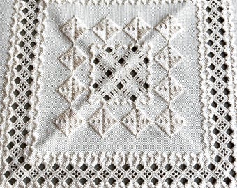 Vintage hardanger klein tafelkleed (Noors handwerk), ongeveer 26" m², weergegeven op kaarttafel, een stervende kunst, Hardanger m² 11", zie foto's