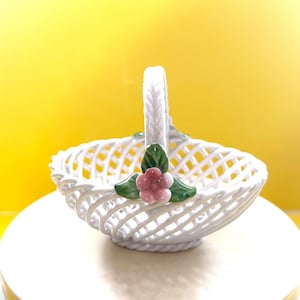愛らしい格子模様のバスケット、約 3 インチ x 2 1/2 インチ、両側にピンクの花と緑の花びら、底に「Made in Spain」のオリジナル ラベル付き、完璧です!